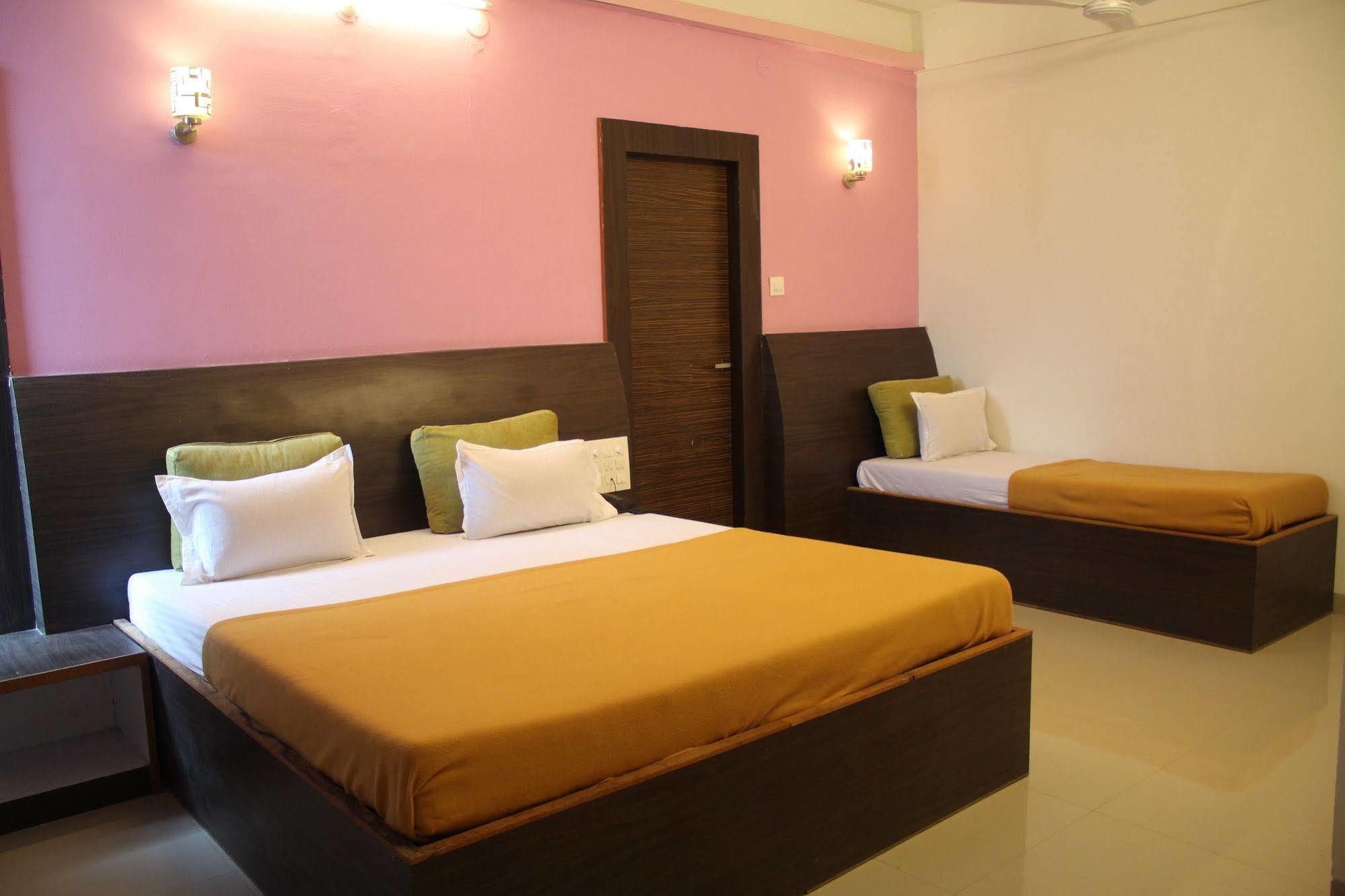 Hotel Malhar Palace Shirdi Exterior foto