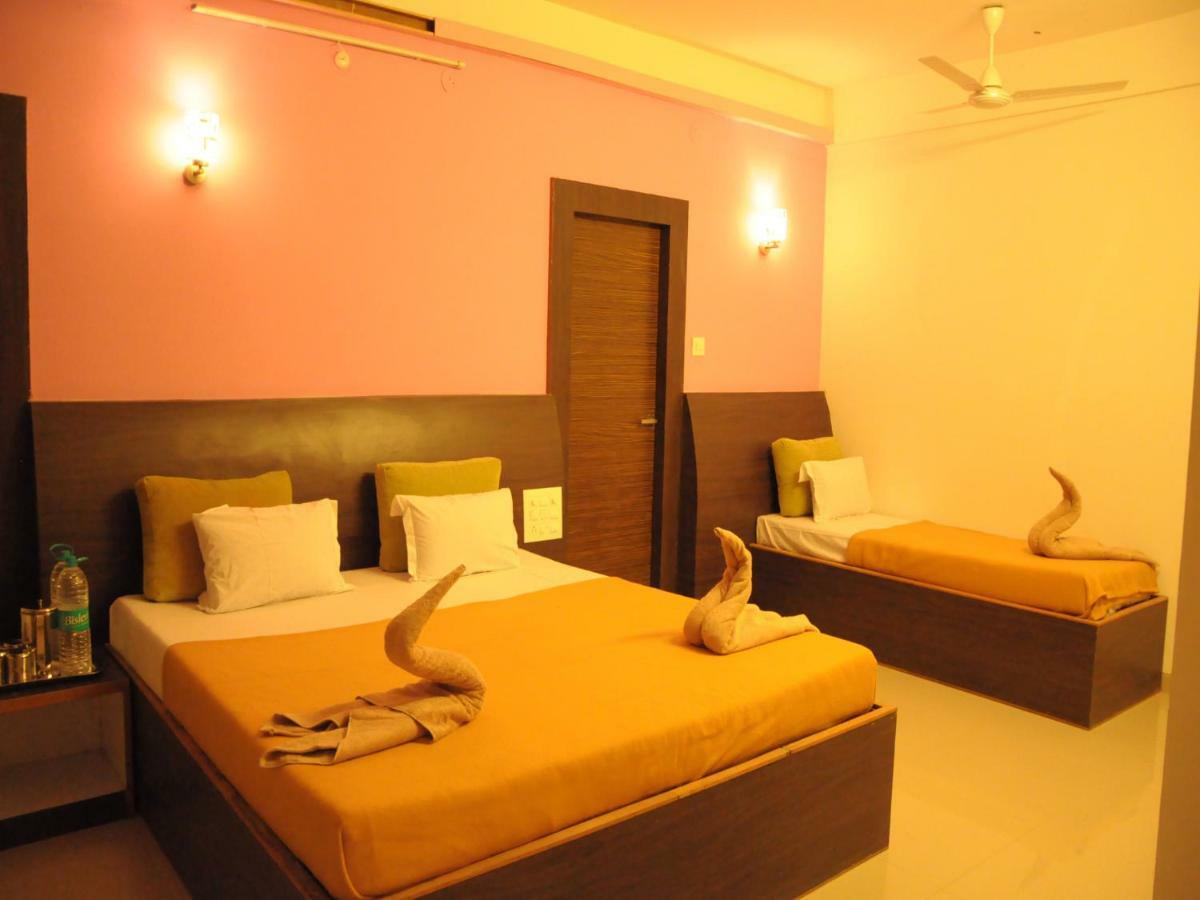 Hotel Malhar Palace Shirdi Exterior foto