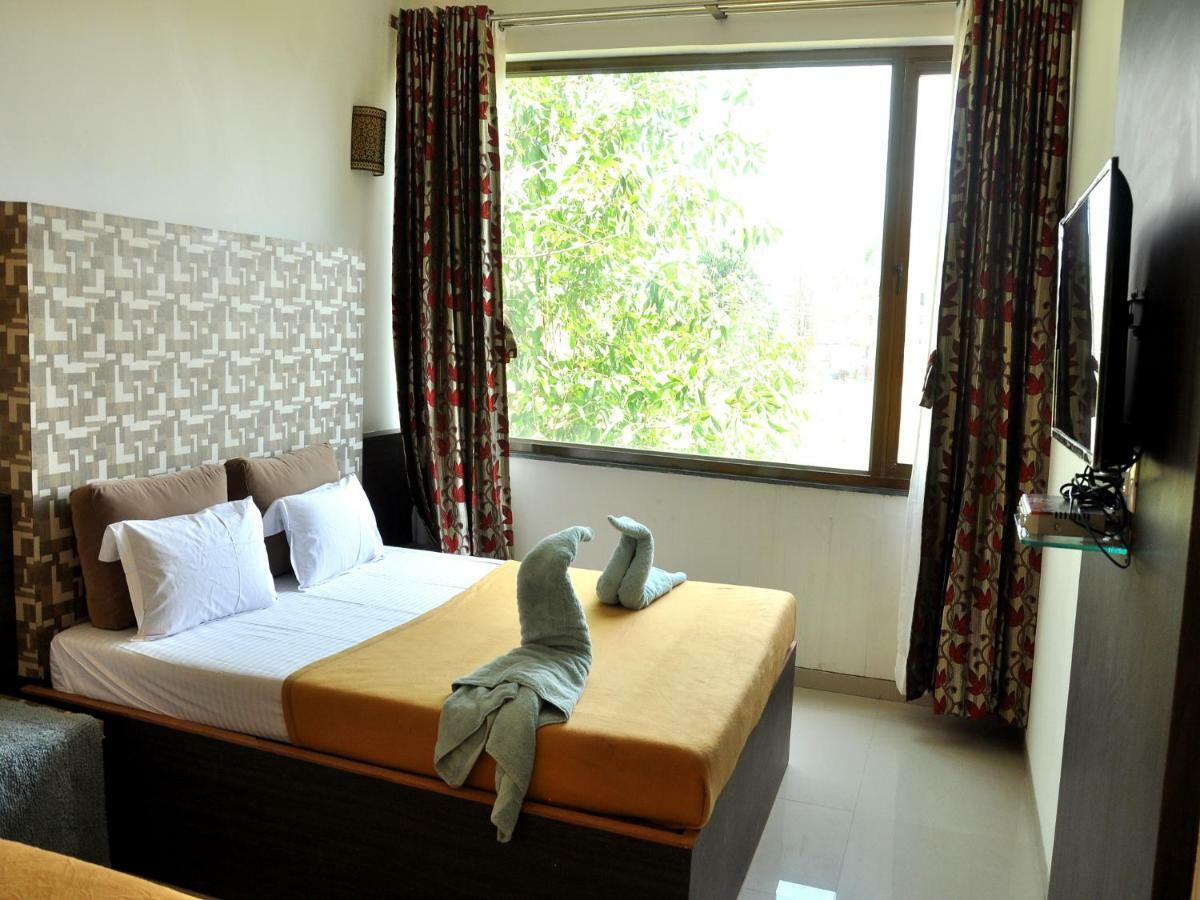Hotel Malhar Palace Shirdi Exterior foto